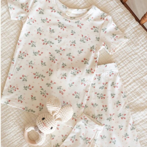 NWT - Quincy Mae strawberry bamboo set - Picture 1 of 2